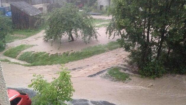 Der Raum Kulmbach blieb vom Unwetter am 2. August weitgehend verschont. Mit einer Ausnahme: Der Neuenmarkter Ortsteil Hegnabrunn verwandelte sich binnen Minuten in eine Seenlandschaft. Straßen waren durch Sturzbäche unpassierbar, Keller wurden überflutet.  Foto: Lechaos Krtek