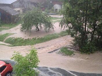 Der Raum Kulmbach blieb vom Unwetter am 2. August weitgehend verschont. Mit einer Ausnahme: Der Neuenmarkter Ortsteil Hegnabrunn verwandelte sich binnen Minuten in eine Seenlandschaft. Stra&szlig;en waren durch Sturzb&auml;che unpassierbar, Keller wurden &uuml;berflutet.  Foto: Lechaos Krtek