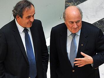 Zwei, die im Weltfußball das Sagen haben: Fifa-Chef Sepp Blatter (rechts) und Uefa-Boss Michel Platini. Foto: dpa