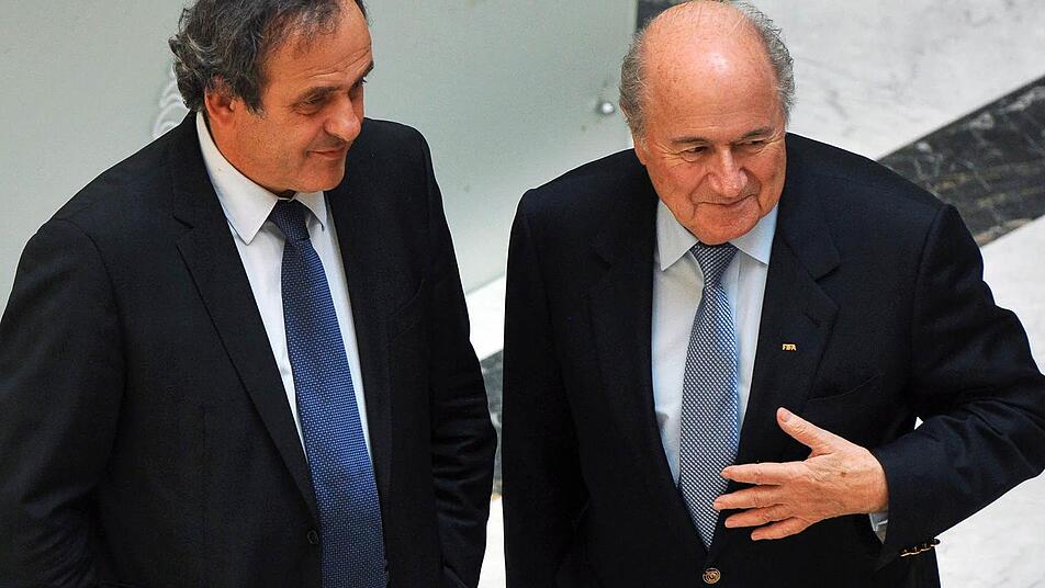 Zwei, die im Weltfußball das Sagen haben: Fifa-Chef Sepp Blatter (rechts) und Uefa-Boss Michel Platini. Foto: dpa