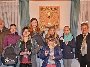 Kleine Präsente gab es für (von links): Klara Derlet, Anne Schustek, Lea Fischer, Helena Schustek, Sina Mayer und Luisa Seifert. Mit auf dem Foto: Bürgermeister Peter Schön und der Ortsvorsitzende des VdK, Peter Götz (ganz links). Foto: Friedrich