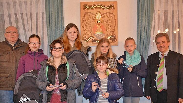 Kleine Präsente gab es für (von links): Klara Derlet, Anne Schustek, Lea Fischer, Helena Schustek, Sina Mayer und Luisa Seifert. Mit auf dem Foto: Bürgermeister Peter Schön und der Ortsvorsitzende des VdK, Peter Götz (ganz links). Foto: Friedrich