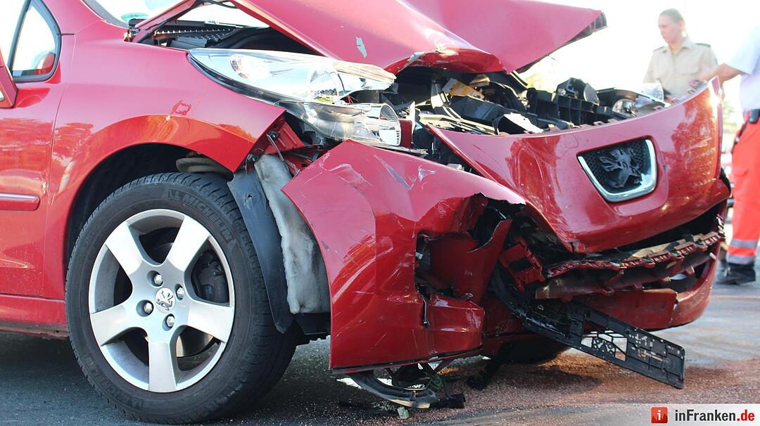 Frontalcrash zweier Pkw im Kreuzungsbereich - Beide Fahrerinnen schwer verletzt