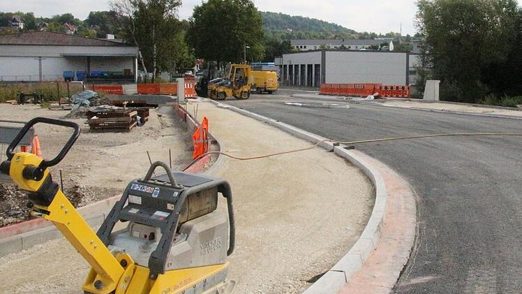 Auf den Gehwegen fehlen noch Asphalt und Deckschicht. Foto: Ulrike Nauer
