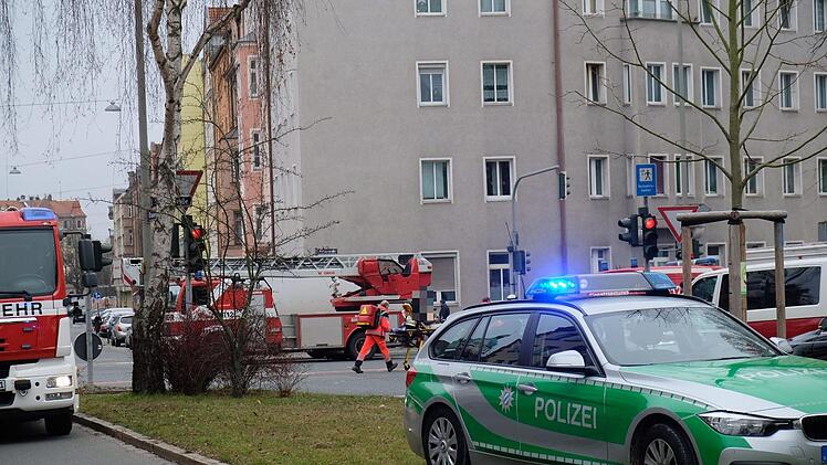Brand in einem Nürnberger Wohnhaus am 11.01.2018. Das Opfer ist nun seinen schweren Verletzungen erlegen. Foto: NEWS5 / Grundmann