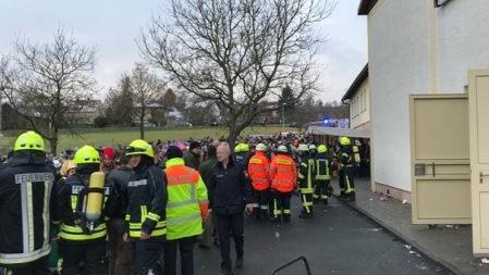 Im Vordergrund Atemschutzgeräteträger, Kräfte der Polizei und der Kreisbrandinspektion.