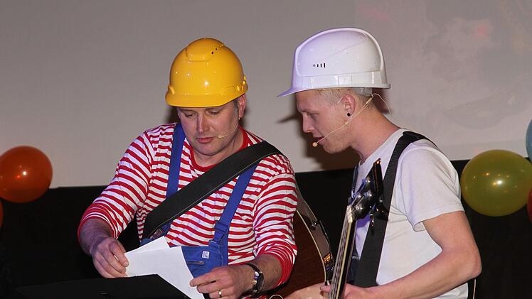 Das Musikduo Peter Stretz (links) und Fabian Schmitt brachte Stimmung in den Saal.