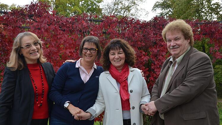 Kreisvorsitzender Fritz Müller freut sich über Frauen-Power. Renate Schroff (links) und Mechthild Weishaar-Glab gratulieren Martina Stamm-Fibich (Zweite von rechts) zur Kandidatur für das Amt der Landrätin.  Foto: Bernhard Panzer