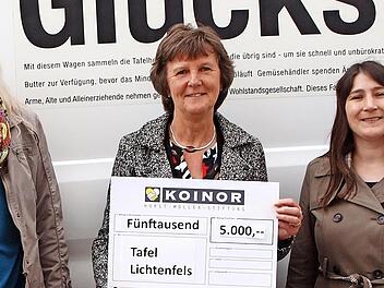 Die Projektleiterin der Lichtenfelser Tafel, Daniela Fehn (rechts), und ihre Kollegin Gisela Berner (links) bedankten sich bei Ina Kober-Naumann (Mitte).