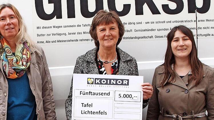 Die Projektleiterin der Lichtenfelser Tafel, Daniela Fehn (rechts), und ihre Kollegin Gisela Berner (links) bedankten sich bei Ina Kober-Naumann (Mitte).
