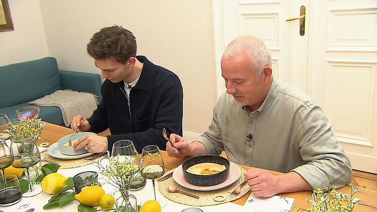 Heiko (rechts) und Freddy genießen Ravioli mit Hummerfüllung und Bisque-Schaum.