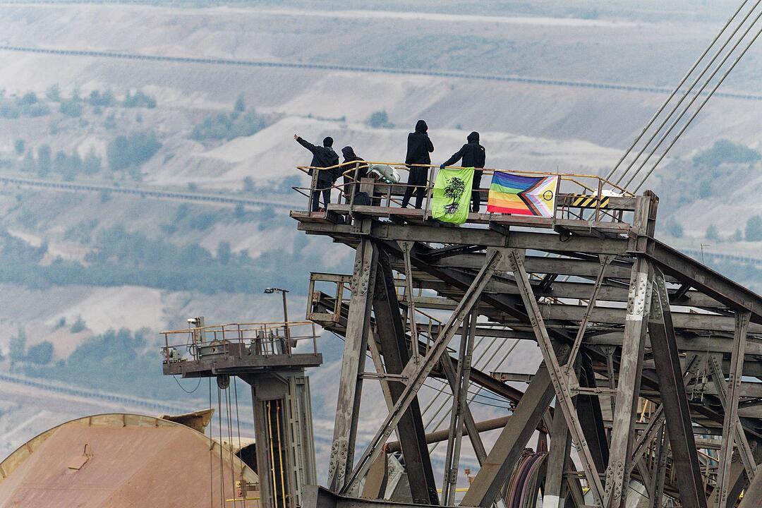 Aktivisten besetzen Kohlebagger im Tagebau Hambach