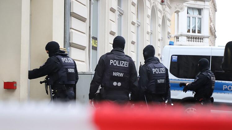 Durchsuchungen wegen Verdacht auf Waffen- und Drogenhandel