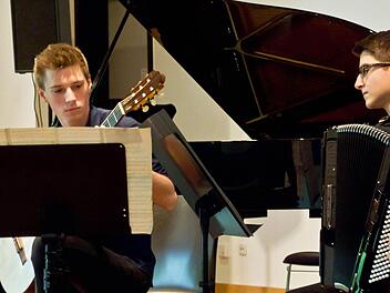 Der Gitarrist Elias Pfetscher und Henrik Letzer am Akkordeon beeindruckten mit ihrer packenden Wiedergabe von Jan Truhlars "Kontroverse". Foto: Jochen Berger