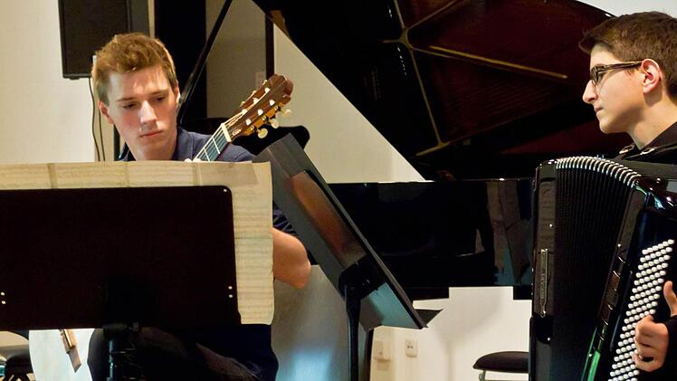 Der Gitarrist Elias Pfetscher und Henrik Letzer am Akkordeon beeindruckten mit ihrer packenden Wiedergabe von Jan Truhlars "Kontroverse". Foto: Jochen Berger