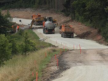Die Staatsstraße wird von Grund auf erneuert und begleitend werden Wasserableitungen geschaffen. Hier ein Blick auf die derzeitigen Baumaßnahmen im Bereich der Finkenmühle.  Foto: Günther Geiling