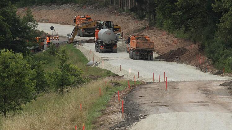 Die Staatsstraße wird von Grund auf erneuert und begleitend werden Wasserableitungen geschaffen. Hier ein Blick auf die derzeitigen Baumaßnahmen im Bereich der Finkenmühle.  Foto: Günther Geiling