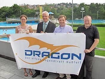 Sie gaben den offiziellen Startschuss für das Jugendtreff-Programm im Haßfurter Freibad, von links: Diana Ullrich (Mitarbeiterin des Jugendtreffs), Bürgermeister Günther Werner, Sebastian Sahlender (städtische Betriebe) und Gerhard Kastner ("Dragon"-Leiter).  Foto: Jugendtreff