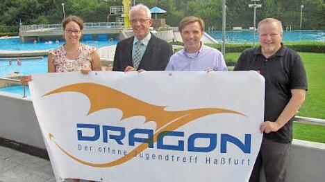 Sie gaben den offiziellen Startschuss für das Jugendtreff-Programm im Haßfurter Freibad, von links: Diana Ullrich (Mitarbeiterin des Jugendtreffs), Bürgermeister Günther Werner, Sebastian Sahlender (städtische Betriebe) und Gerhard Kastner ("Dragon"-Leiter).  Foto: Jugendtreff