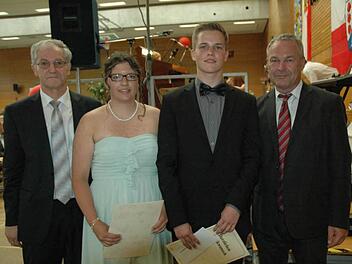 Neustadts Realschulrektor Ronald Bänisch (links) und Neustadts Oberbürgermeister Frank Rebhan (rechts) sprachen den besten Absolventen Franziska Seidl und Nico Hildebrandt ihre Glückwünsche aus. Foto: Meißinger