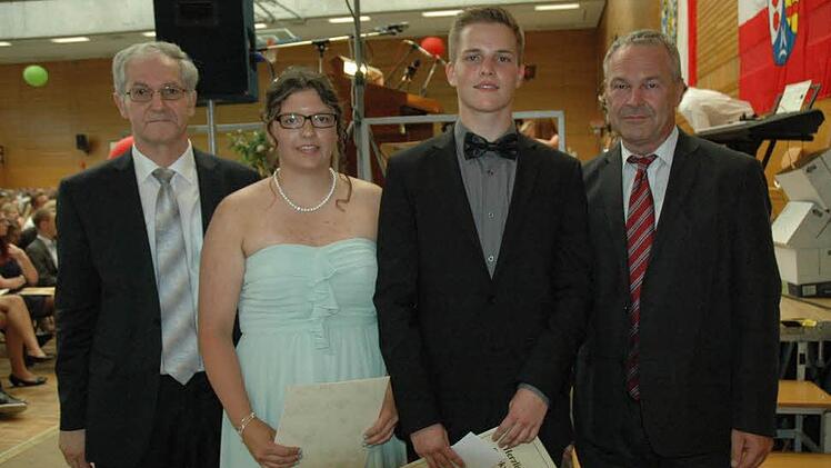 Neustadts Realschulrektor Ronald Bänisch (links) und Neustadts Oberbürgermeister Frank Rebhan (rechts) sprachen den besten Absolventen Franziska Seidl und Nico Hildebrandt ihre Glückwünsche aus. Foto: Meißinger