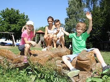 Die Spielplatz-Tester der Saale-Zeitung (von links) Elisabeth, Giulia, David und Johann auf ihrem Lieblingsplatz am Berghaus Rhön: Dort bleiben so gut wie keine Wünsche offen.  Fotos: Ralf Ruppert