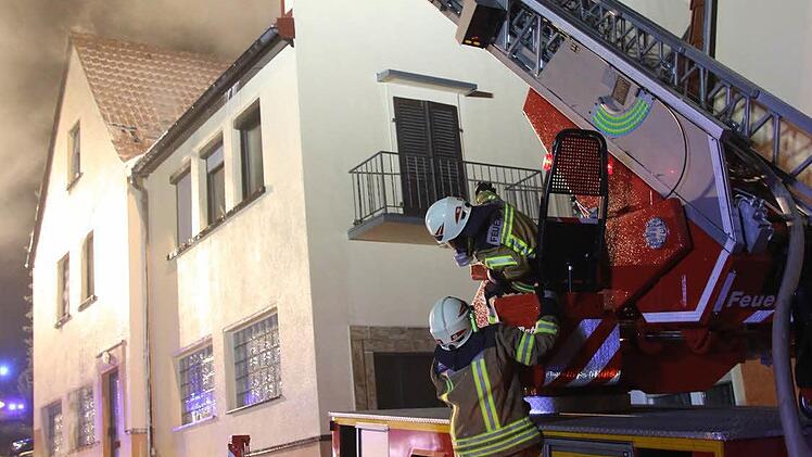 In Grub am Forst (Landkreis Coburg) brannte in der Nacht auf Montag ein Mehrfamilienhaus. Foto: Michael Stelzner