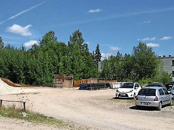 Derzeit lagern noch Rohre für den Fernwärmeleitungsbau auf der Milchhofbrache. Die Edeka Nordbayern Bau- und Objektgesellschaft will hier mehr errichten als nur einen Supermarkt. Über die Pläne informiert sie am Dienstag, 30. August, 19 Uhr, im Kongresshaus. Foto: Ulrike Nauer