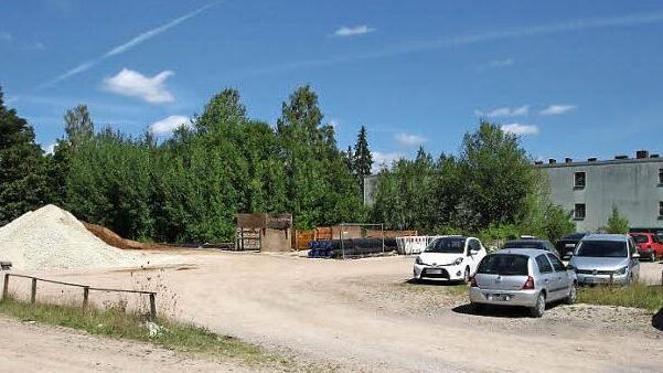 Derzeit lagern noch Rohre für den Fernwärmeleitungsbau auf der Milchhofbrache. Die Edeka Nordbayern Bau- und Objektgesellschaft will hier mehr errichten als nur einen Supermarkt. Über die Pläne informiert sie am Dienstag, 30. August, 19 Uhr, im Kongresshaus. Foto: Ulrike Nauer