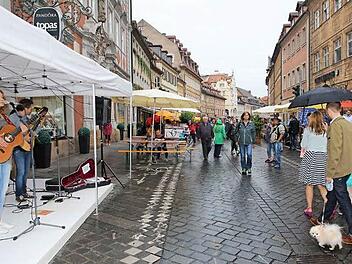 Bummeln in der Langen Straße: Am Samstag nutzten viele die Einladung zum Straßenfest. Foto: RiegerPress
