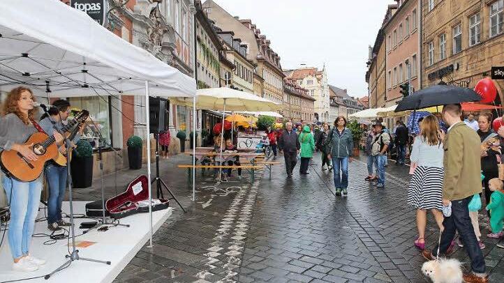Bummeln in der Langen Straße: Am Samstag nutzten viele die Einladung zum Straßenfest. Foto: RiegerPress