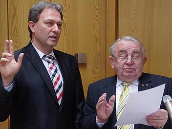 Heinz Hausmann (r.) nahm Klaus Löffler den Amtseid ab. Foto: Marco Meißner