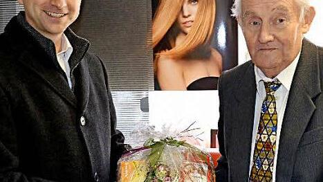 Bürgermeister Robert Bosch gratuliert Werner Klötzer zum 85. Geburtstag. Foto: Uschi Prawitz