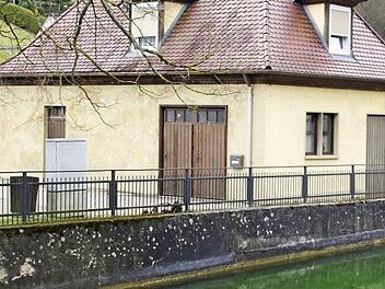 Die Tage des Feuerwehrgerätehauses in Engenthal sind gezählt. Mit der Befürwortung des Gemeinderats sowie Billigung und Mithilfe der Bürger entsteht hier ein Gemeinschaftshaus.  Foto: Winfried Ehling