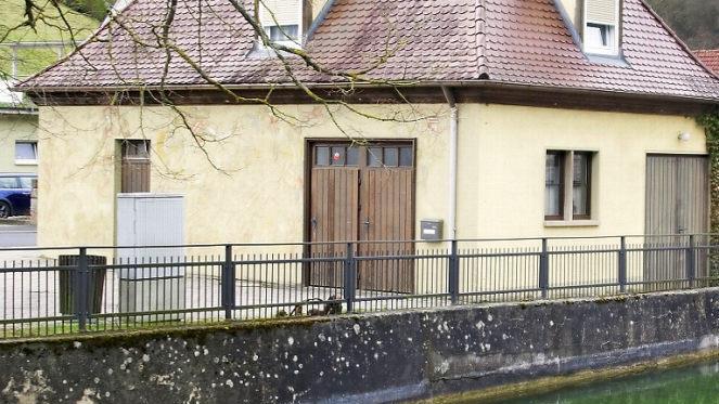 Die Tage des Feuerwehrgerätehauses in Engenthal sind gezählt. Mit der Befürwortung des Gemeinderats sowie Billigung und Mithilfe der Bürger entsteht hier ein Gemeinschaftshaus.  Foto: Winfried Ehling