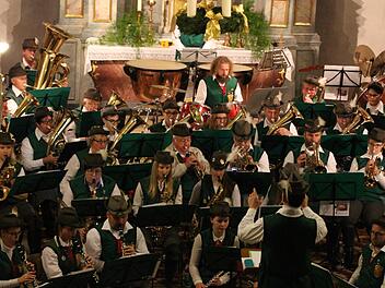 Der Wildfleckener Musikzug interpretierte für ein Adventskonzert ungewöhnliche Musikstücke. Fotos: Sebastian Schmitt