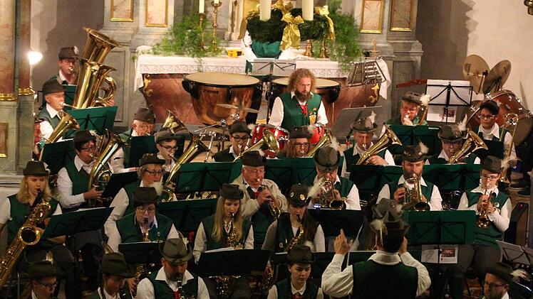 Der Wildfleckener Musikzug interpretierte für ein Adventskonzert ungewöhnliche Musikstücke. Fotos: Sebastian Schmitt