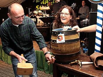 Es dauerte etwas länger, bis der passende Zapfhahn und das passende Bierfass zueinander gefunden hatten. Foto: Richard Sänger