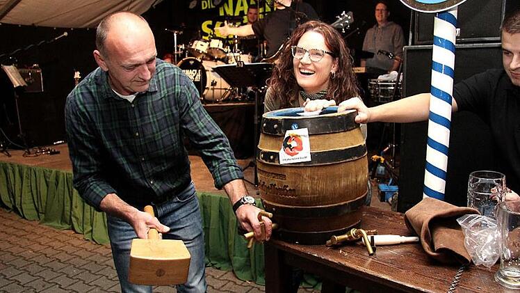 Es dauerte etwas länger, bis der passende Zapfhahn und das passende Bierfass zueinander gefunden hatten. Foto: Richard Sänger