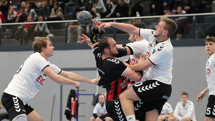 Umringt von Akteuren des souveränen Spitzenreiters der unterfränkischen Bezirksoberliga: Michael Müller (links) vom FC Bad Brückenau.Sebastian Schmitt