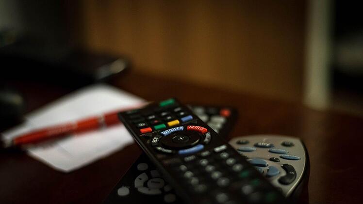 Du hast keine Lust am Wochenende wegzugehen, sondern willst lieber entspannte Abende vor dem Fernseher verbringen? Dann haben wir hier unsere TV-Tipps. Symbolbild: pixabay