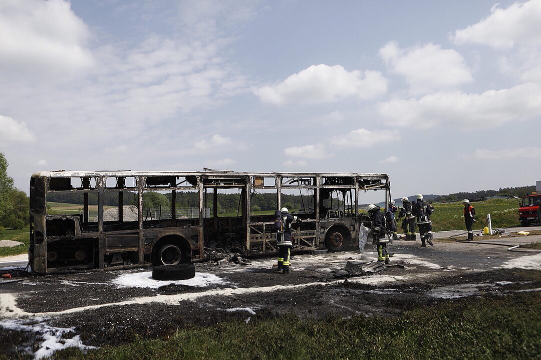 Mittelfranken: Vollbesetzter Schulbus fängt Feuer und brennt komplett aus
