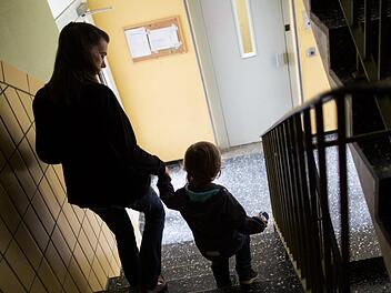 Kindern von Alleinerziehenden droht deutlich häufiger Armut als ihren Altersgenossen in Paarfamilien.  Marcel Kusch, dpa