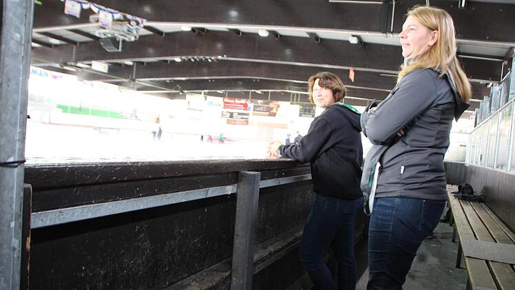 Das Dach muss ebenso erneuert werden wie die Bande. Heike Striegel (li.) und Petra Achtzehn  aus der HEC-Nachwuchsbetreuung würden sich über einen Neubau  freuen. Foto: Andreas Dorsch