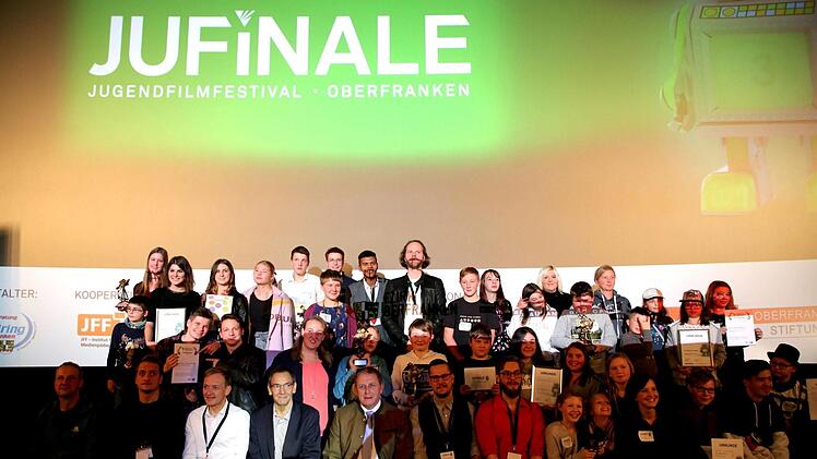 Die Preisträger der 16. "Jufinale": In acht Kategorien konnten junge Filmemacher den "kleinen Oscar" für den besten Beitrag entgegennehmen. Schirmherr war Bezirkstagspräsident Henry Schramm (unten, Fünfter von links), künstlerisch stand Schauspieler Alexander Leopold Schadt Pate (oben, Mitte). Foto: Bettina Knauth