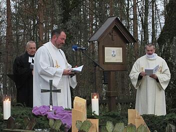 Am Mahnmal "Franzosenkreuz" verabschiedete der evangelische Standortpfarrer, Rüdiger Bernhardt (links) seinen katholischen Amtsbruder, Pfarrer Alfons Schöpf (rechts) und hieß dessen Nachfolger, Pfarrer Sebastian Herbert   willkommen. Foto: Winfried Ehling