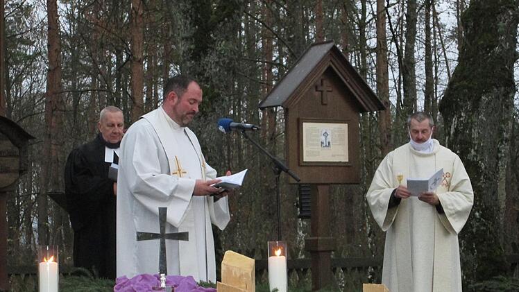 Am Mahnmal "Franzosenkreuz" verabschiedete der evangelische Standortpfarrer, Rüdiger Bernhardt (links) seinen katholischen Amtsbruder, Pfarrer Alfons Schöpf (rechts) und hieß dessen Nachfolger, Pfarrer Sebastian Herbert   willkommen. Foto: Winfried Ehling