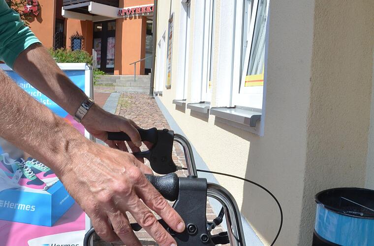 Rödental: Schwer krebskranken Mann wird Rollator gestohlen - er stürzt und Zeugen lachen ihn aus - Vimarsana News