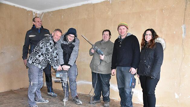 Die Mitarbeiter der Firma Elektro Frank (von links): R&uuml;diger Bauer, Tommi Matysiak, Azubi Kevin Escher, Alexander Zeitler, Matthias Hahn und Martina R&ouml;del. Sie konnten ihr Unternehmen retten und in diesem Jahr das 60.  Firmenjubil&auml;um feiern Foto Uschi Prawitz