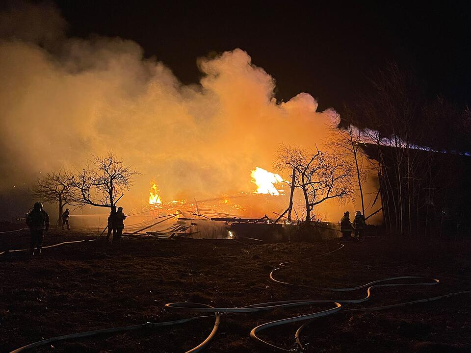 Großbrand im Kreis Hof: Scheune brennt komplett aus